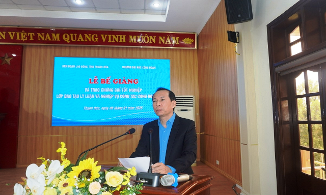 Bế giảng và trao chứng chỉ tốt nghiệp lớp đào tạo lý luận và nghiệp vụ công tác Công đoàn cho 32 cán bộ Công đoàn Thanh Hóa