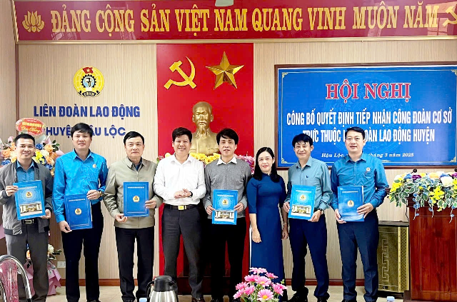 LĐLĐ huyện Hậu Lộc tổ chức Hội nghị Công bố Quyết định tiếp nhận công đoàn cơ sở