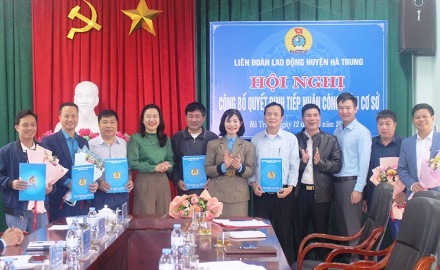 LĐLĐ huyện Hà Trung tổ chức công bố Quyết định tiếp nhận Công đoàn cơ sở.