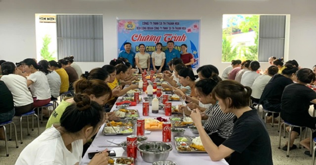 Công đoàn Công ty TNHH sản xuất TH Thanh Hóa tổ chức “Bữa cơm Công đoàn”