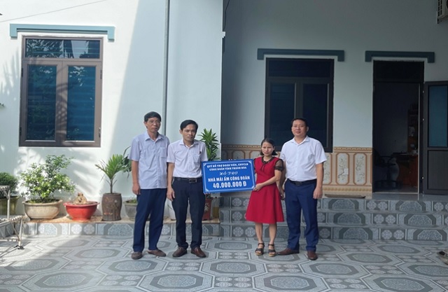 Công đoàn ngành Giáo dục Thanh Hóa trao hỗ trợ nhà Mái ấm công đoàn cho nhà giáo, người lao động trước thềm năm học mới 2024-2025