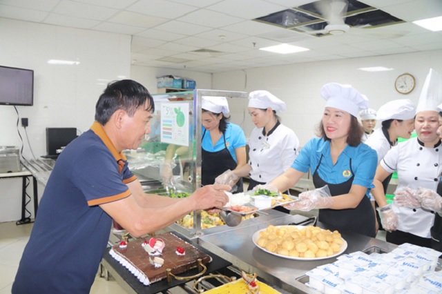 "Bữa cơm công đoàn" – Cảm ơn người lao động