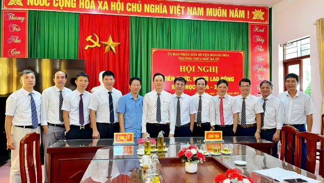 Công đoàn trrường THCS Nhữ Bá Sỹ - huyện Hoằng Hóa phối hợp với chuyên môn tổ chức Hội nghị viên chức, người lao động năm học 2024-2025