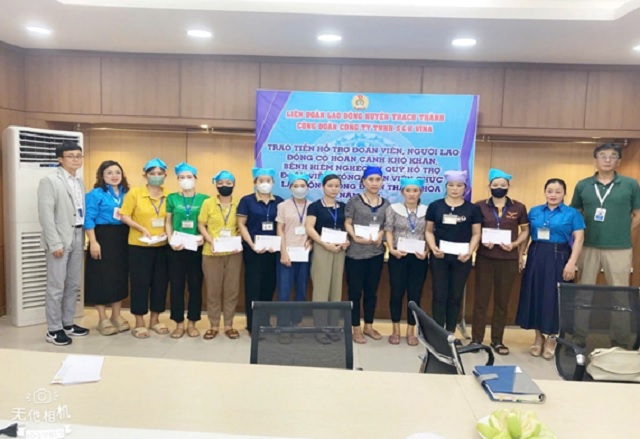 Liên đoàn Lao động huyện Thạch Thành, Công đoàn Công ty TNHH S&amp;H VINA huyện Thạch Thành tổ chức trao tiền hỗ trợ cho đoàn viên, người lao động.