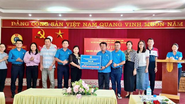 Trao quà hỗ trợ cho đoàn viên, NLĐ có hoàn cảnh khó khăn, bệnh hiểm nghèo và bị ảnh hưởng bởi cơn bão số 3, số 4. 