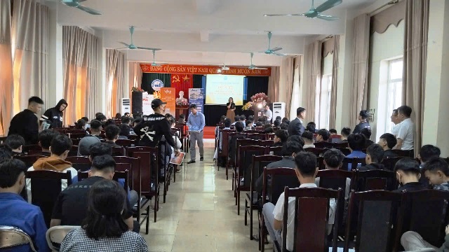 Phối hợp với Trường Cao đẳng nghề Công nghiệp Thanh Hóa giới thiệu việc làm cho học sinh, sinh viên.