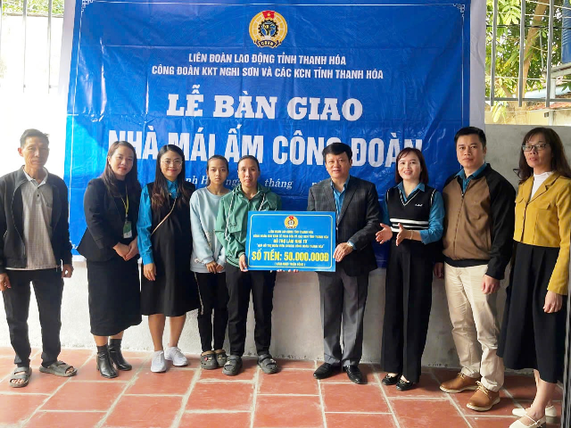 Trao khánh thành nhà “Mái ấm công đoàn” cho đoàn viên công đoàn
