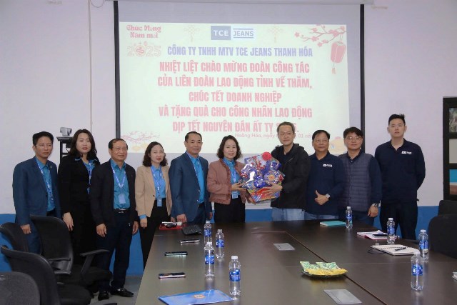 Công đoàn – Công ty TNHH MTV TCE Jeans phối hợp trao 165 xuất quà cho đoàn viên, CNLĐ trong chương trình “Tết sum vầy – Xuân ơn Đảng” năm 2025