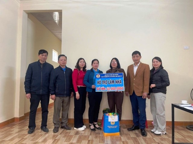Liên đoàn Lao động huyện tổ chức trao tiền hỗ trợ cho đoàn viên, người lao động có hoàn cảnh khó khăn