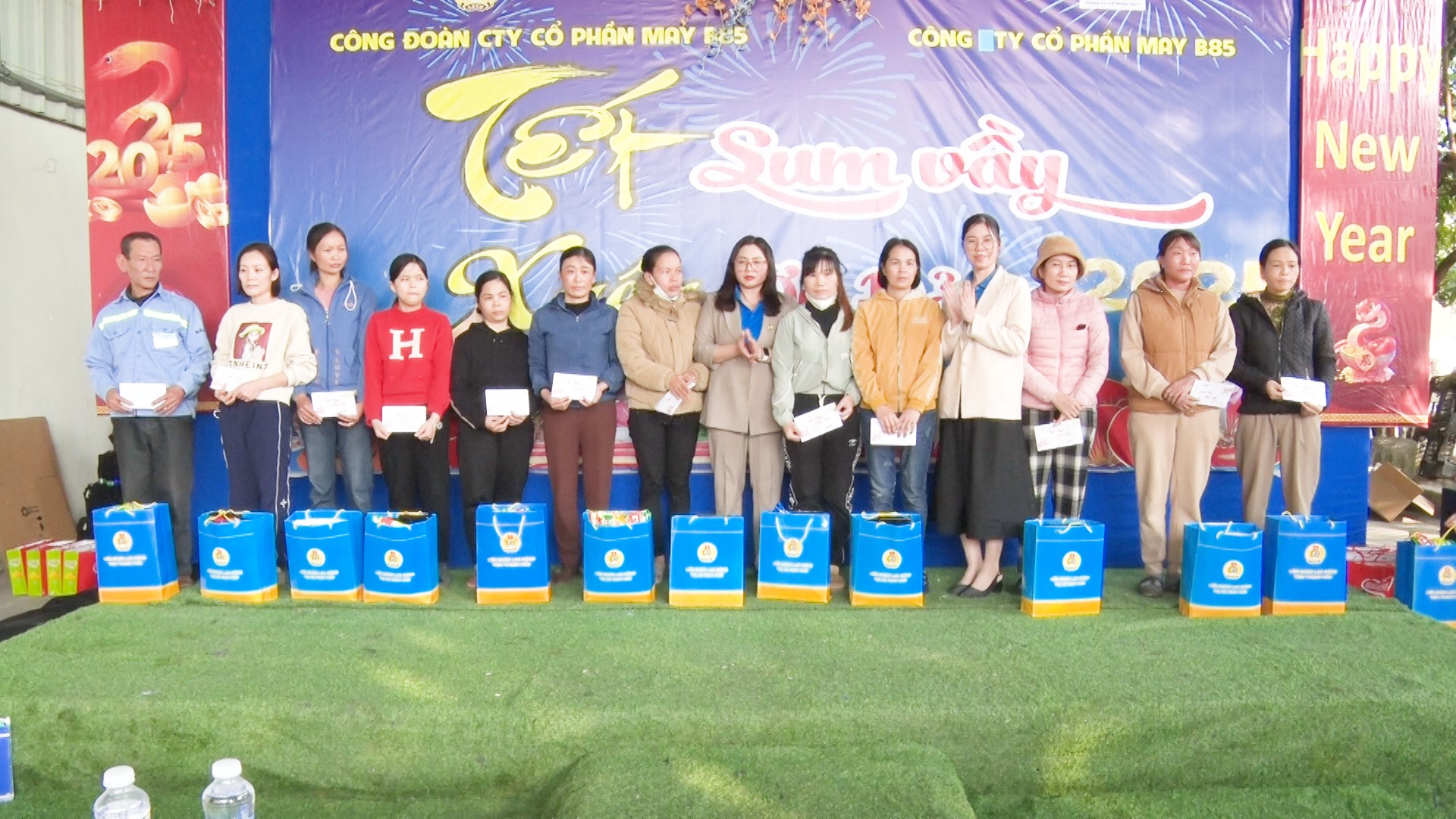 Công đoàn Công ty cổ phần may B85 phối hợp với công ty tổ chức “Tết sum vầy - Xuân ơn Đảng”