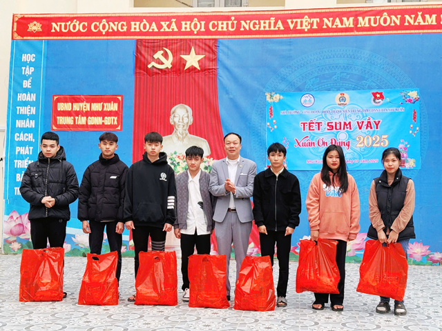Công đoàn cơ sở Trung tâm GDNN- GDTX huyện Như Xuân tặng quà cho học sinh có hoàn cảnh khó khăn nhân dịp tết nguyên đán Ất Tỵ 2025