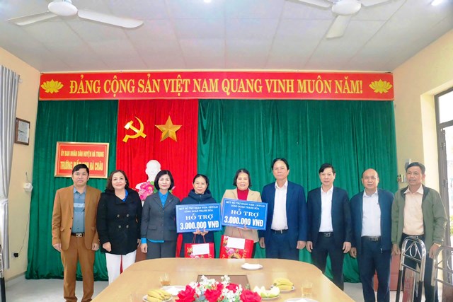 Liên đoàn Lao động huyện Hà Trung thăm hỏi, tặng quà cho cán bộ, đoàn viên có hoàn cảnh khó khăn nhân dịp Tết Nguyên đán Ất Tỵ 2025