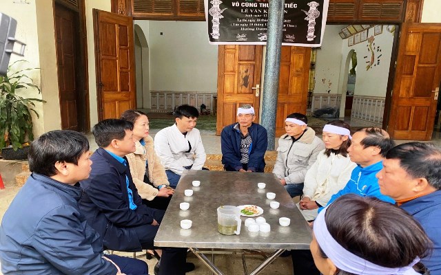 Lãnh đạo Liên đoàn Lao động tỉnh Thanh Hóa thăm viếng và trao quà hỗ trợ gia đình công nhân tử vong do tai nạn lao động
