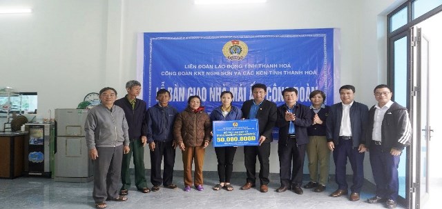 Trao tiền xây dựng mái ấm Công đoàn cho đoàn viên tại Công đoàn công ty TNHH Sakurai Việt Nam