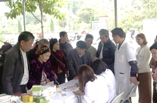 Như Xuân: 250 Đoàn viên, công đoàn, người lao động xã Thanh Lâm được khám sức khỏe và cấp phát thuốc miễn phí