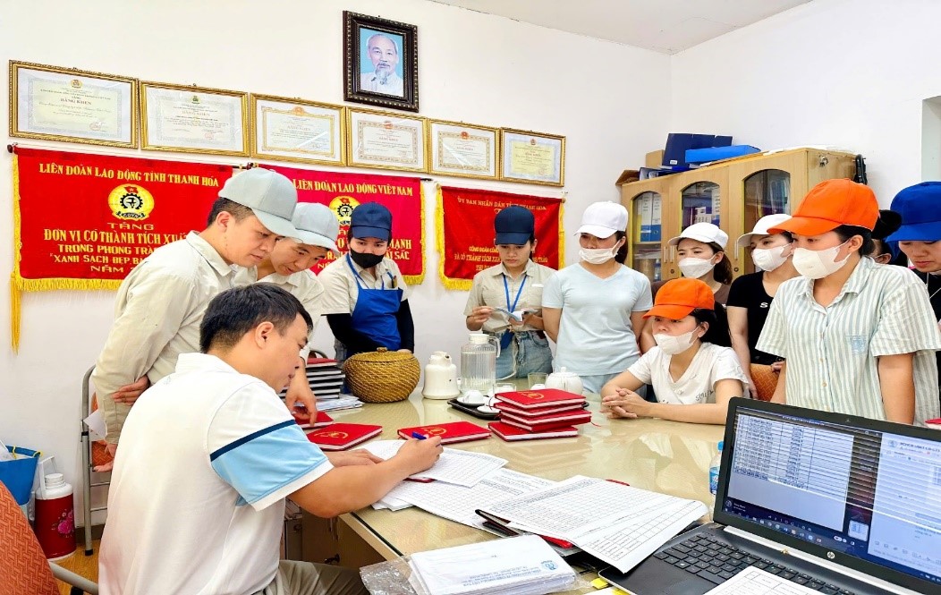 Kiểm tra đánh giá sổ công tác của cán bộ Công đoàn tại CĐCS