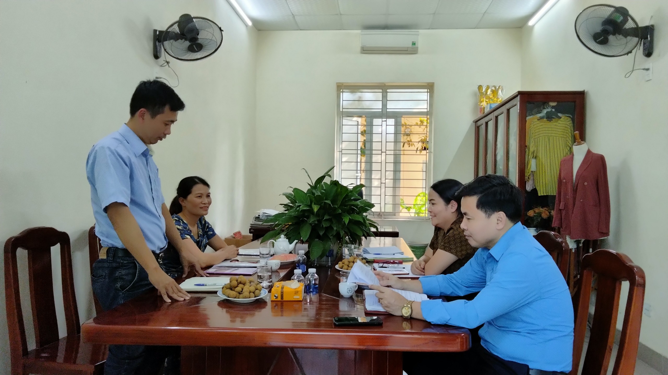 Công đoàn ngành Công Thương Thanh Hóa tổ chức kiểm tra việc chấp hành Điều lệ Công đoàn và công tác tài chính tại Công đoàn Công ty TNHH may Kim Anh