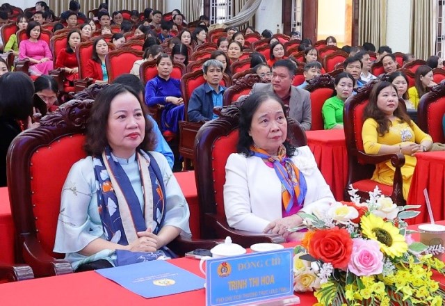 LĐLĐ huyện Thiệu Hóa phối hợp với Hội Liên hiện Phụ nữ tổ chức Hội nghị chuyên đề “ Vai trò của Phụ nữ trong việc xây dựng hạnh phúc gia đình thời đại mới”