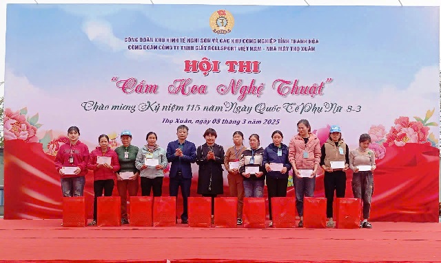 Công đoàn Công ty TNHH giầy Rollsport – Nhà máy Thọ Xuân tổ chức Hội thi “Cắm hoa nghệ thuật” chào mừng ngày Quốc tế Phụ nữ 8/3