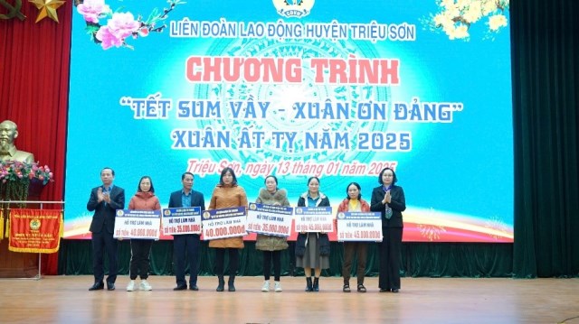 Liên đoàn Lao động huyện Triệu Sơn tổ chức Hội nghị Tổng kết phong trào CNVCLĐ và hoạt động công đoàn năm 2024; triển khai nhiệm vụ năm 2025; trao quà của đoàn đại biểu Quốc hội tỉnh Thanh Hóa và Chương trình "Tết sum vầy - Xuân ơn Đảng" Xuân Ất Tỵ năm 2025.