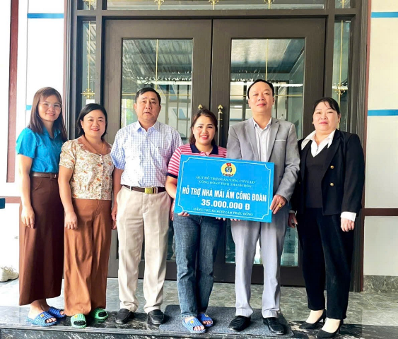 Liên đoàn Lao động huyện Như Xuân trao nhà “Mái ấm Công đoàn”