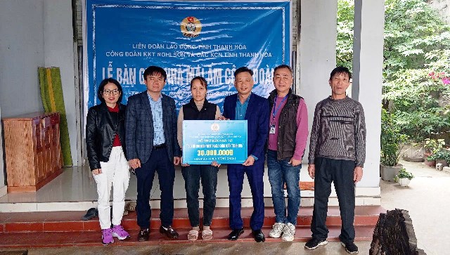 Trao tiền hỗ trợ sửa nhà "Mái ấm công đoàn" cho đoàn viên thuộc CĐ KKT Nghi Sơn và các KCN tỉnh Thanh Hóa