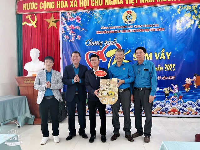 Công đoàn Ngành Xây dựng Thanh Hóa trao quà Tết cho công nhân lao động