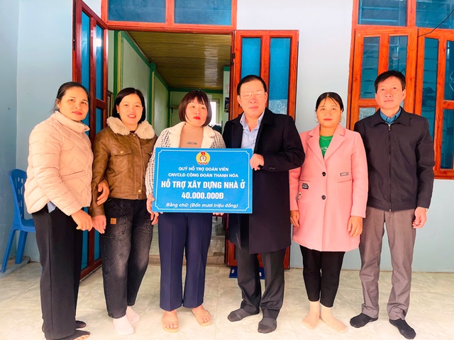 Liên đoàn Lao động huyện Mường Lát trao tiền hỗ trợ xây dựng nhà “Mái ấm Công đoàn” cho đoàn viên khó khăn năm 2025