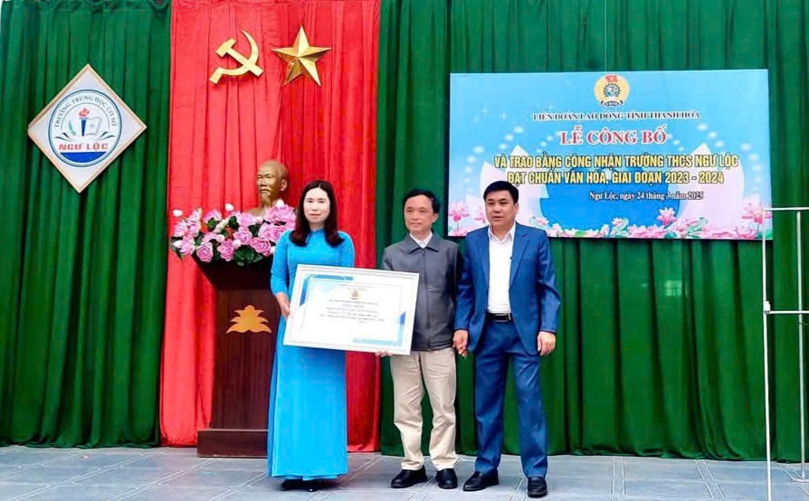 Trường THCS Ngư Lộc (Hậu Lộc) đón nhận Bằng công nhận đơn vị văn hóa, giai đoạn 2023 - 2034