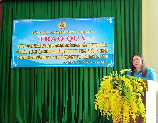 Liên đoàn Lao động thị xã Nghi Sơn trao quà cho đoàn viên, người lao động có hoàn cảnh khó khăn, ốm đau bệnh tật hiểm nghèo nhân dịp Tháng công nhân