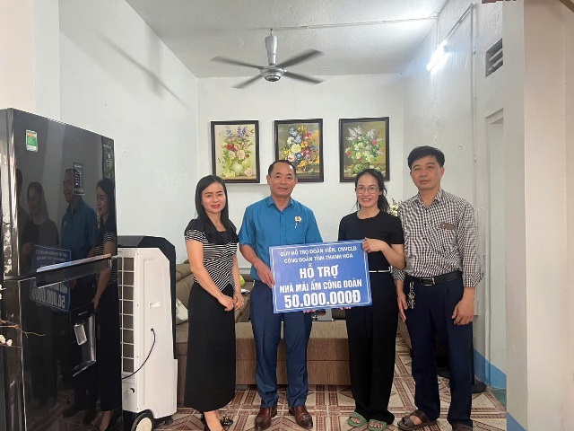 Hoằng Hoá trao hỗ trợ kinh kinh phí làm nhà “Mái ấm công đoàn” cho đoàn viên có hoàn cảnh khó khăn