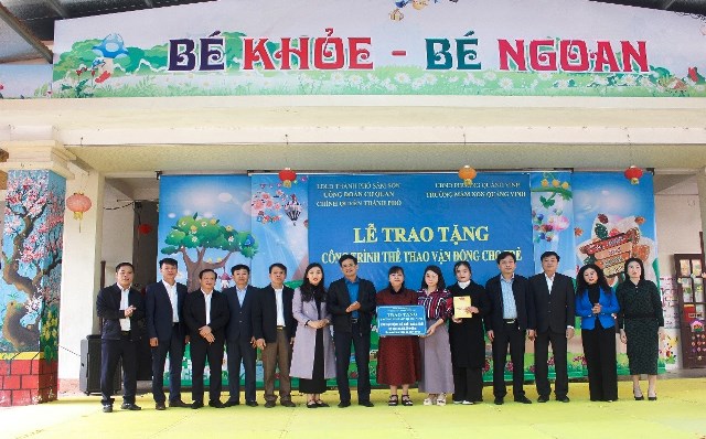 Công đoàn cơ quan chính quyền thành phố: Trao tặng công trình thể thao và vận động cho trẻ tại trường Mầm non Quảng Vinh