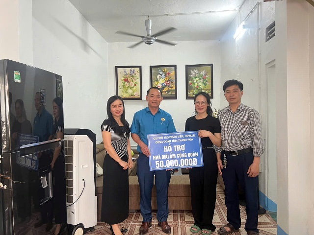 Hoằng Hoá trao hỗ trợ kinh kinh phí làm nhà “Mái ấm công đoàn” cho đoàn viên có hoàn cảnh khó khăn năm 2025