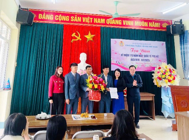 Liên đoàn Lao động huyện Mường Lát trao Giấy chứng nhận Cơ quan Văn hóa đạt chuẩn 5 năm cho Trường Tiểu học Tam Chung
