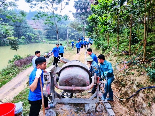 Như Xuân: Công đoàn Trung tâm GDNN - GDTX huyện phối hợp với Đoàn Thanh niên thị trấn Yên Cát (Như Xuân) tham gia tình nguyện giúp các hộ dân làm đường giao thông