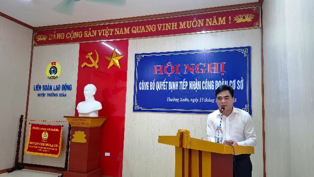 Liên đoàn Lao động huyện Thường Xuân công bố quyết định tiếp nhận Công đoàn cơ sở trực thuộc LĐLĐ huyện